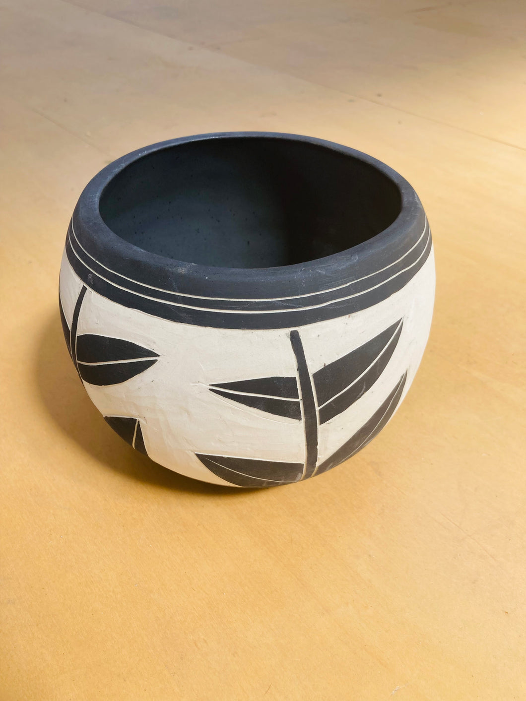 Niko Far West - Leaf Carved Planter - 6